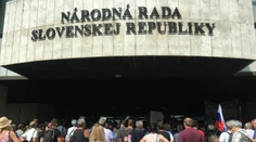 Protest nemal byť v blízkosti parlamentu. Je v rozpore so zákonom, tvrdí samospráva