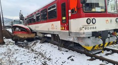 V Žiline sa zrazil osobný vlak s bagrom, vlaková doprava je prerušená