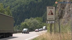 Na frekventovanej ceste hrozí nebezpečenstvo, konať treba rýchlo