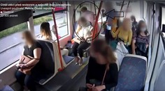 VIDEO: Čierny pasažier vyskočil z trolejbusu, následne ho zrazilo auto