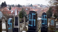 Hroby na židovskom cintoríne posprejovali nacistickými symbolmi