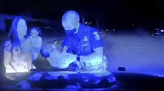 Policajná kamera zachytila drámu: Bábätko sa nemohlo nadýchnuť, no zachránili ho