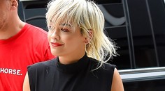 Vykukne, nevykukne? Rita Ora si môže dovoliť chodiť bez podprsenky