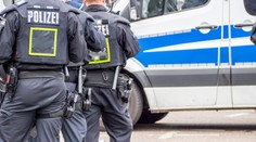 Dráma na nemeckej diaľnici: Ozbrojený pasažier v autobuse zajal vodičov