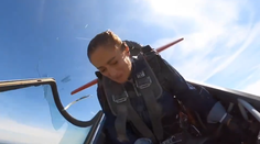 VIDEO: Dráma v oblakoch. Na lietadle sa počas akrobatickej otočky otvoril kokpit