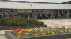 Stovky Košičanov stáli hodiny v rade, aby zaplatili daň. Podľa magistrátu čakať nemuseli