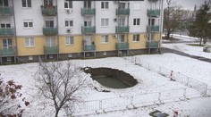 Kráter v zemi. Na sídlisku v Galante stále nevyriešili problém s prepadnutou zemou, podľa primátora treba dodržať isté postupy
