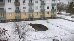 Kráter v zemi. Na sídlisku v Galante stále nevyriešili problém s prepadnutou zemou, podľa primátora treba dodržať isté postupy