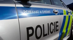 Tragická dopravná nehoda u našich susedov. Auto narazilo do semaforu, neprežili dvaja mladí ľudia