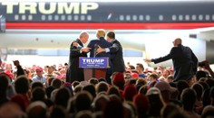 VIDEO: Muž zaútočil na Trumpa krátko po tom, ako vystúpil z lietadla