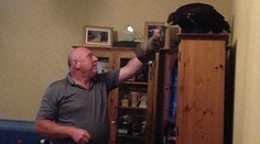 V pokoji si pozeral tenis, keď v tom prišiel obrovský nečakaný hosť