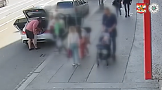 Český Robin Hood? Muž sa v Brne vkradol do zaparkovaného luxusného vozidla, odcudzené veci rozdal okoloidúcim