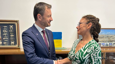 Heger s Nicholsonovou spojili sily. Nemilé slová od politológa