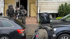 FOTO a VIDEO: NAKA prehľadala byt atentátnika, ktorý postrelil premiéra v Handlovej. Išli aj do chaty v neďalekej obci