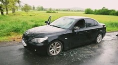 Unikal pred políciou a narazil do ich auta. Muž zastavil, až keď policajti strieľali
