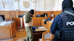 Kučerku  z prijímania úplatkov usvedčuje expolicajt Slobodník, ktorý vypovedal v nepriestrelnej veste