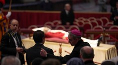 Do rakvy zosnulého emeritného pápeža Benedikta XVI. vložia písomný záznam jeho pontifikátu