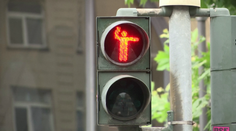 VIDEO: Na priechode môžete dostať červenú kartu. Vo Frankfurte žijú futbalom aj semafory