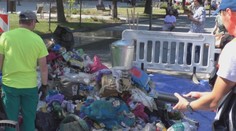 Tisíce litrov odpadu skončili v Handlovej priamo pred mestským úradom. Vysypalo ich tam smetiarske auto