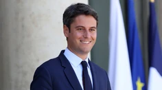 Francúzsky premiér Attal oficiálne podal demisiu, jeho vláda dočasne pokračuje