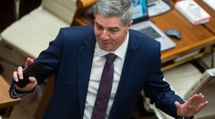 Bugár si sype popol na hlavu. Zákon, ktorý zakazuje spievať aj maďarskú hymnu, opravia