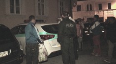 Trojica mladíkov okradla železničiarku. Do očí jej strekli sprej