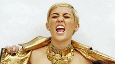 Miley Cyrus ukázala prsia v celej kráse!