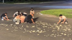 OBRAZOM: Nečakaná šľachetnosť. Vrecia s tržbou sa im za jazdy rozsypali po ceste. Miestni sa zomkli a zbierali, nezmizol ani cent