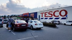 Janu zarazila tabuľa pred Tescom. Spoločnosť hovorí o ojedinelom prípade