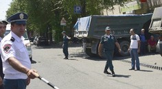 Rukojemnícka dráma v Arménsku. Ozbrojenci obsadili policajnú stanicu