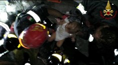 Zázrak! V troskách zničeného domu našli sedemmesačné bábätko aj jeho bratov