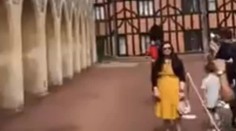 Turistka chcela fotku s kráľovským strážcom. Doplatila na to