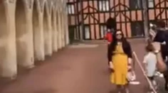 Turistka chcela fotku s kráľovským strážcom. Doplatila na to
