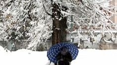 Sneh pokryl aj Balkán. Cesty sú neprejazdné a školy zatvorené