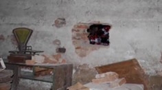 Zlodej artista. Do predajne sa dostal cez maličké otvory