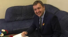 Zrodila sa miliónová stávka k brexitu. Za všetkým je tento multimilionár