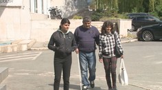 Nevidiaci pár s chorou dcérou skončil na ulici v Prešove. Aby nemrzli vonku, bezcieľne cestujú vlakmi