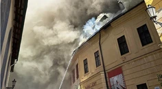 Opatrenia po obrovskom požiari v Banskej Štiavnici. Mesto dočasne uzatvára časť námestia pre peších aj autá