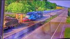 VIDEO: Šialená nehoda na D1. Kamión pred nárazom vôbec nebrzdil, auto doslova zlisoval ako plechovku