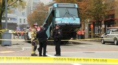 Dopravnú špičku Pittsburghu ochromilo zrútenie cesty, odniesol si to autobus