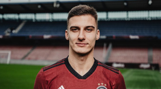 Nemá agenta, popri futbale študuje informatiku. Teraz po ňom siahol najslávnejší český klub (rozhovor)