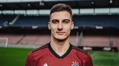 Nemá agenta, popri futbale študuje informatiku. Teraz po ňom siahol najslávnejší český klub (rozhovor)