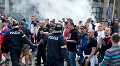 Polícia zatkla desať demonštrantov. Jeden z nich použil slzný plyn
