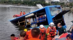 Vodič autobusu sa stal bezdomovcom, a tak nasmeroval autobus do vody a zabil 21 ľudí