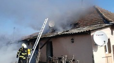 Požiar domu v Komjaticiach. Jeden mŕtvy a 12 evakuovaných