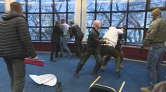 VIDEO: Bitka na tlačovke. Nespokojných farmárov museli spacifikovať až policajti