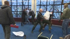 VIDEO: Bitka na tlačovke. Nespokojných farmárov museli spacifikovať až policajti