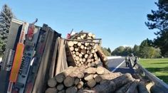 Na D1 na Liptove narazil kamión do zvodidiel a vysypal drevo