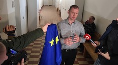 Súd rozhodol, že Mišúnovo podpálenie vlajky EÚ nebol trestný čin