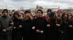 Obrovská ľudská reťaz objala filozofickú fakultu. V Prahe si uctili pamiatku 14 obetí tragickej streľby